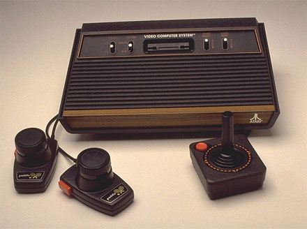 Atari 2600 con dos mandos y una palanca de control