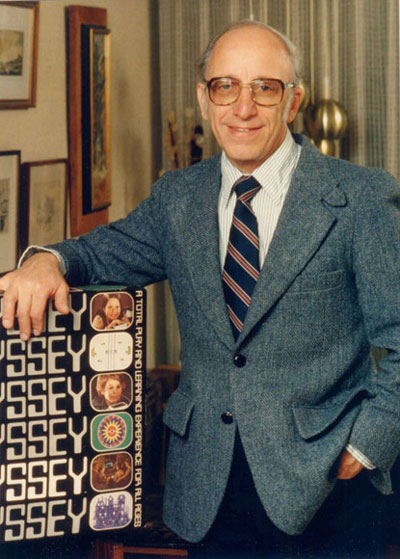 Ralph Baer, con la consola Odyssey