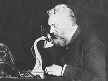 Bell hablando por uno de los primeros teléfonos