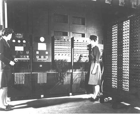 Fran Bilas y Betty Jean Jennings ante el ENIAC