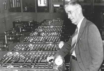 Vannevar Bush ante una máquina diferencial