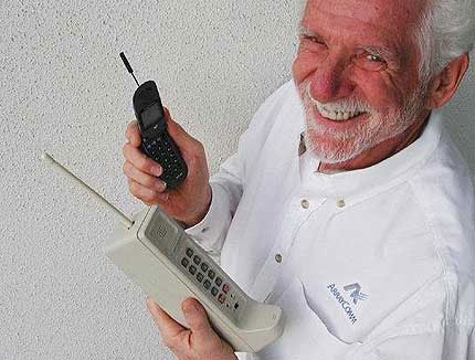 Martin Cooper, con un DynaTac en su mano izquierda