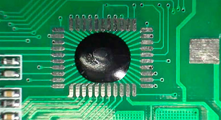 Chip encapsulado directamente en una placa