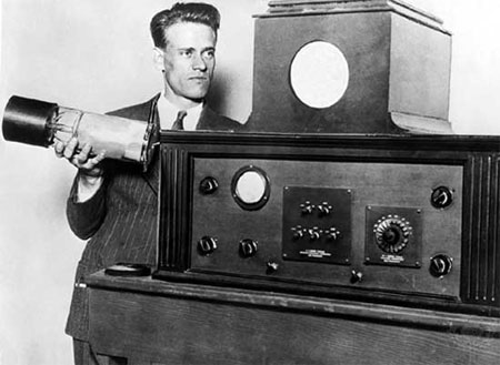 Philo T. Farnsworth, en 1929, con un tubo de televisión y un receptor