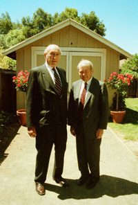 David Packard y William Hewlett ante el garage de Palo Alto origen de la compañía