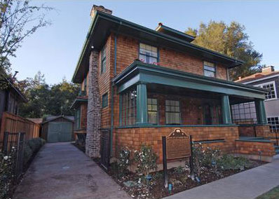 Casa de la familia Packard con el garaje al fondo