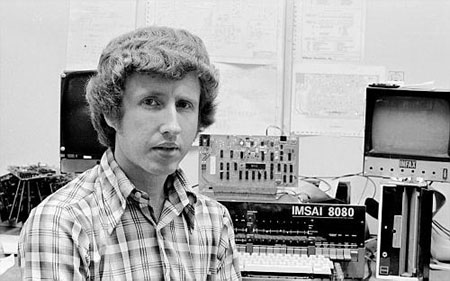 Dale Heatherington, sobre 1978, con un computador IMSAI y un módem de 300 baudios 80-103A.