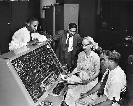 Grace Murray Hopper ante un UNIVAC, circa 1960