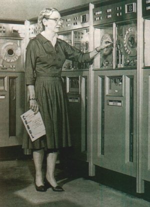 Grace Murray Hopper con un manual de COBOL