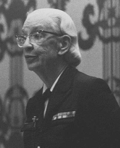 Grace Murray Hopper con el uniforme de oficial naval