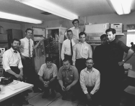 Equipo que desarrolló los IMP. Truett Thach, Bill Bartell, Dave Walden, Jim Geisman, Bob Kahn, Frank Heart, Ben Barker, Marty Thrope, Will Crowther y Severo Ornstein