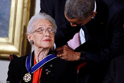 Katherine C. Johnson al recibir la Medalla Presidencial de la Libertad
