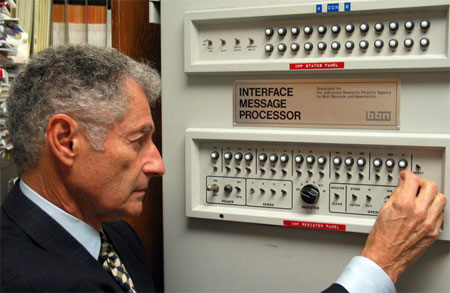 Leonard Kleinrock, junto al primer Interface Message Processor conservado en BBN
