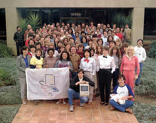 El equipo completo del Macintosh enfrente del edificio, en diciembre de 1983