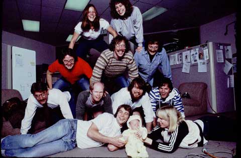 El equipo de software del Macintosh, en enero de 1984. Arriba: Rony Sebok, Susan Kare. Segunda fila: Andy Hertzfeld, Bill Atkinson, Owen Densmore. Abajo: Jerome Coonen, Bruce Horn, Steve Capps, Larry Kenyon. Delante: Donn Denman, Tracy Kenyon, Patti Kenyo