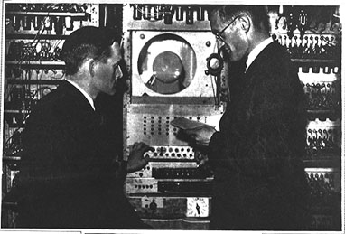 Kilburm y Williams ante la consola del Mark 1