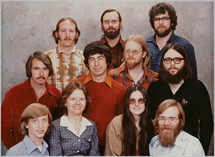 El equipo de Microsoft en 1978 (de izquierda a derecha y de arriba abajo) Steve Wood, Bob Wallace, Jim Lane, Bob O´Rear, Bob Greenberg, Marc McDonald, Gordon Letwin, Bill Gates, Andrea Lewis, Marla Wood y Paul Allen
