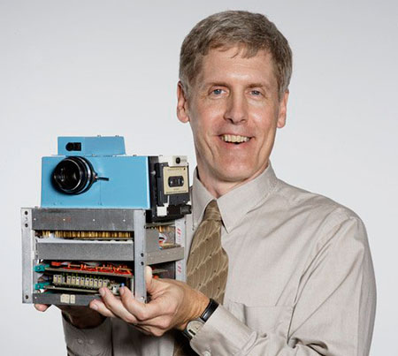 Steven J. Sasson con la primera cámara digital