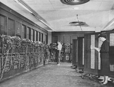 Betty Snyder Holberton, a la derecha, en la sala del ENIAC