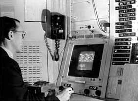 Ivan Sutherland ante la consola del TX-2 con el Sketchpad, MIT 1963