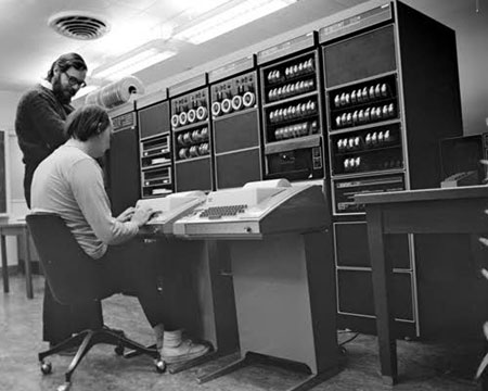 Dennis M. Ritchie y Ken Thompson en el PDP-11, 1972