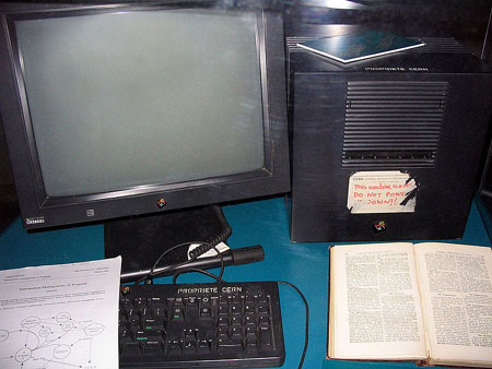 Primer servidor Web. El NeXTcube de Berners-Lee, donde programó el primer servidor web y el navegador web. En la etiqueta se puede leer 