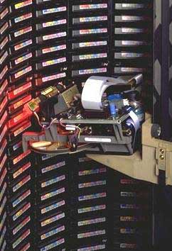 Detalle del brazo robótico para la selección y carga de cintas