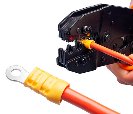 Cable con un conector engarzado y herramienta de engarce