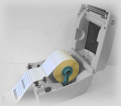 Impresora de etiquetas mostrando el rollo con las etiquetas