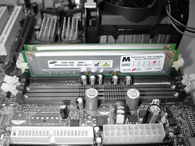 Módulos de memoria RIMM en el banco de memoria de la placa base