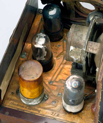 Primer circuito impreso en una radio en 1942