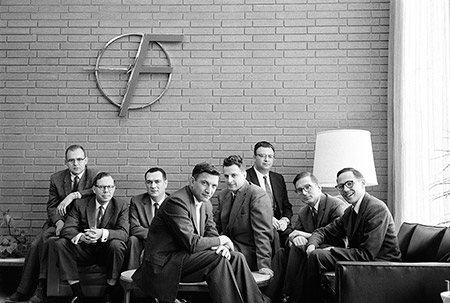 De izquierda a derecha: Gordon Moore, C. Sheldon Roberts, Eugene Kleiner, Robert Noyce, Victor Grinich, Julius Blank, Jean Hoerni and Jay Last